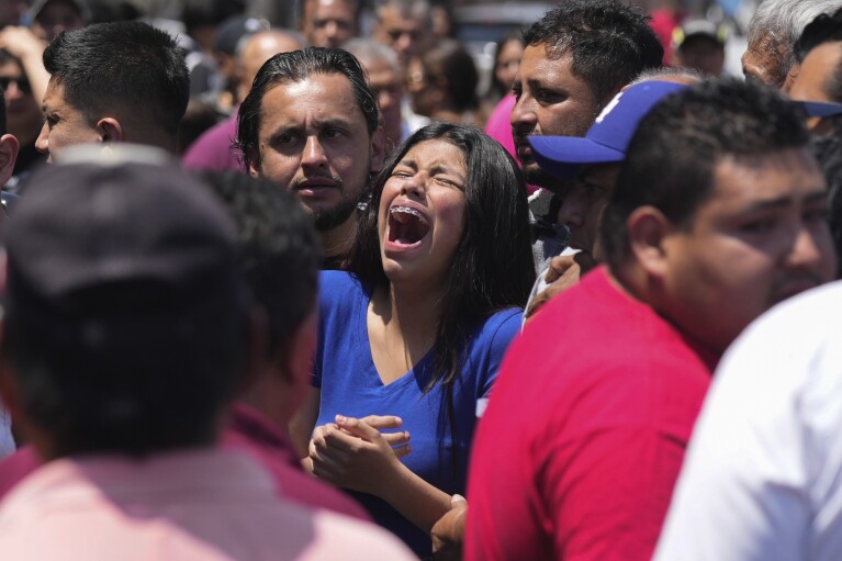 Krewny 8-letniej dziewczynki, która została porwana poprzedniego dnia, płacze, gdy jej ciało jest przekazywane rodzinie w Taxco w Meksyku, czwartek, 28 marca 2024 r. (AP Photo/Fernando Llano)