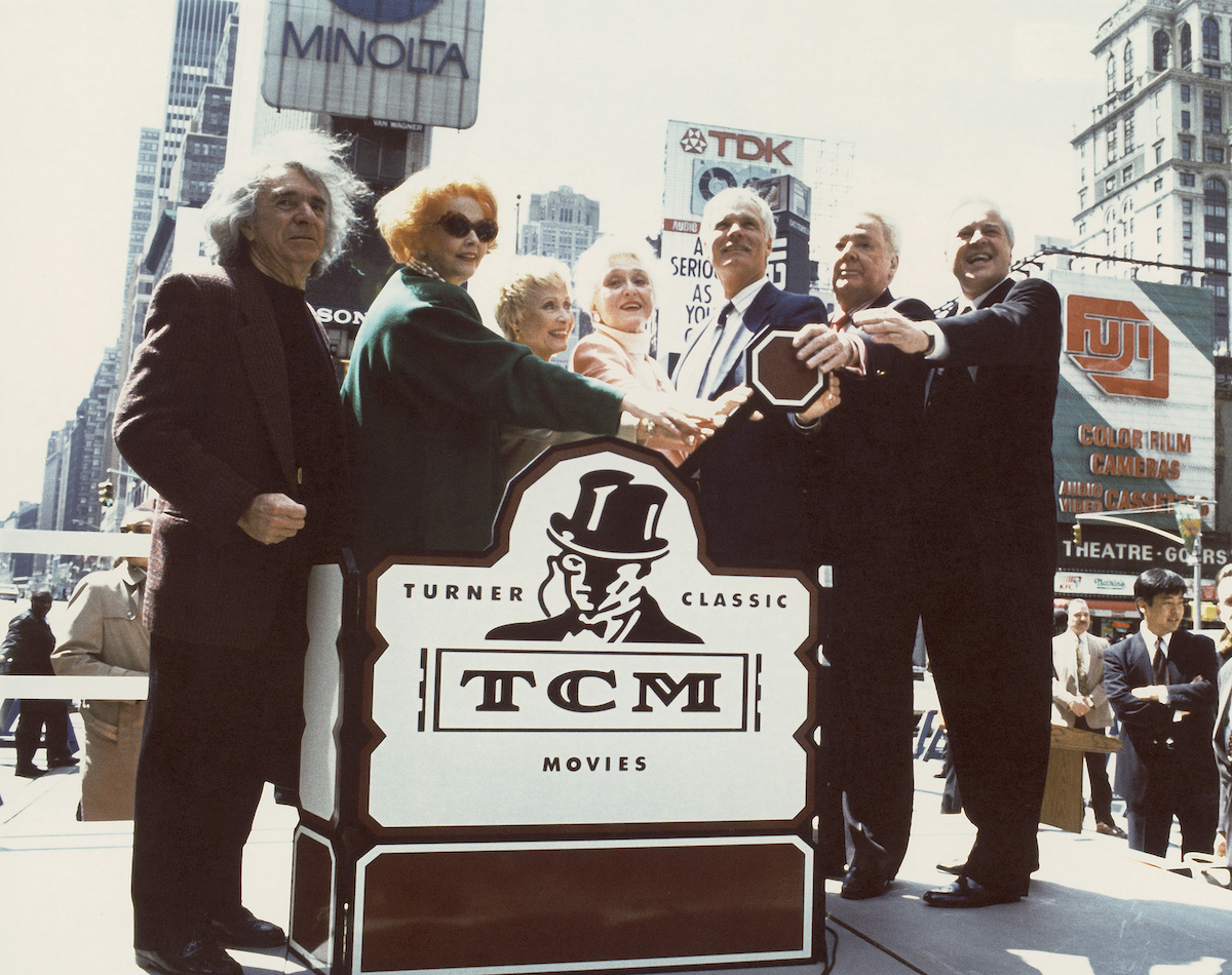 Arthur Hiller, Arlene Dahl, Jane Powell, Celeste Holm, Ted Turner, Van Johnson i Robert Osborne na Times Square inaugurują TCM w kwietniu 1994 r.