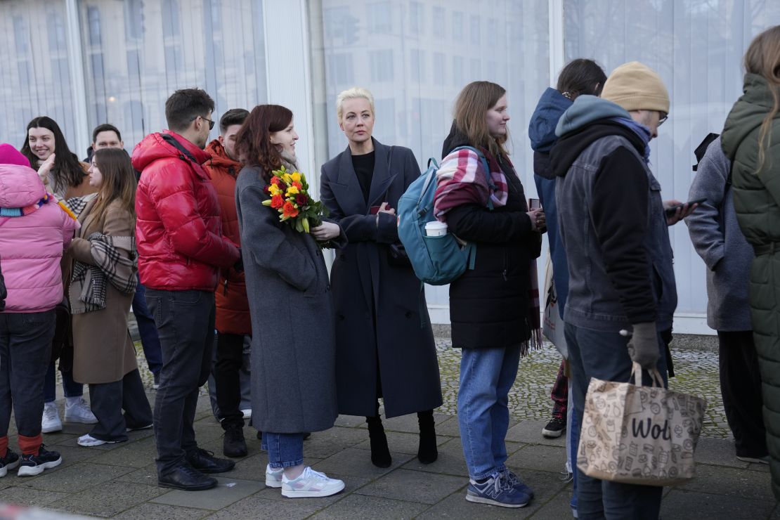 Julia Nawalna, wdowa po Nawalnym, czeka w kolejce w pobliżu ambasady Rosji w Berlinie w Niemczech około południa czasu lokalnego, 17 marca 2024 r.