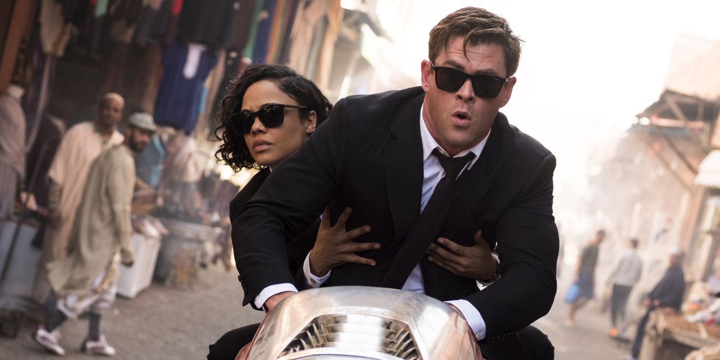 Agenci M i H jeżdżą na rowerze przez miasto w Men in Black International