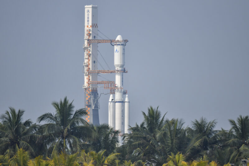 Rakieta Długi 8 Marca, mierząca 50 metrów wysokości, wytoczyła się w niedzielę z budynku montażowego na stanowisko startowe w miejscu startu Wenchang Space.