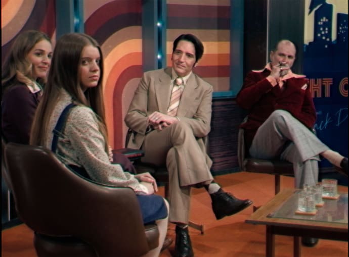 Laura Gordon, Ingrid Torelli, David Dastmalchian i Ian Bliss na kadrze z filmu „Late Night with the Devil”