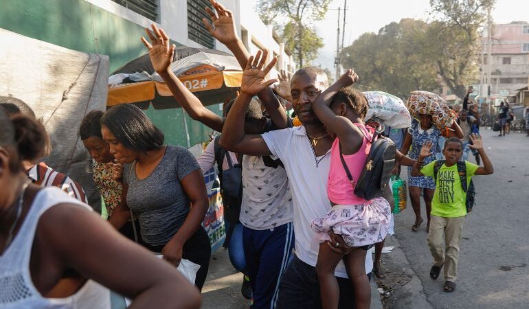 Port-au-Prince, Haiti: Loty odwołane z powodu rosnącej przemocy gangów i strzelanin w pobliżu lotniska