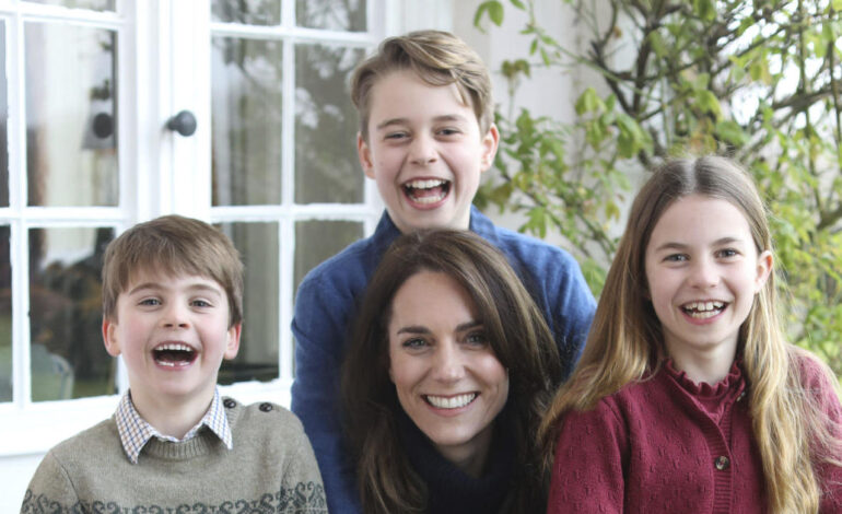 Księżna Kate przeprasza za ewidentną porażkę w Photoshopie, gdy agencje prasowe upuszczają jej rodzinne zdjęcie