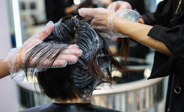 Sesja w salonie poszła nie tak!  Leczenie włosów u kobiet prowadzi do choroby nerek