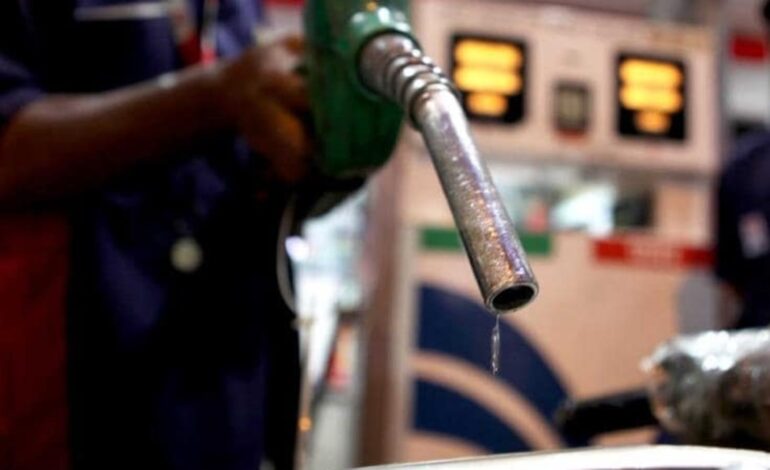 Ceny benzyny i oleju napędowego najwyższe w państwie rządzonym przez opozycję.  Jak radzą sobie stany zarządzane przez BJP?