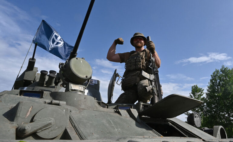 Uciekinierzy Putina przysięgają „wyzwolić Rosję” podczas wjeżdżania czołgów z Ukrainy