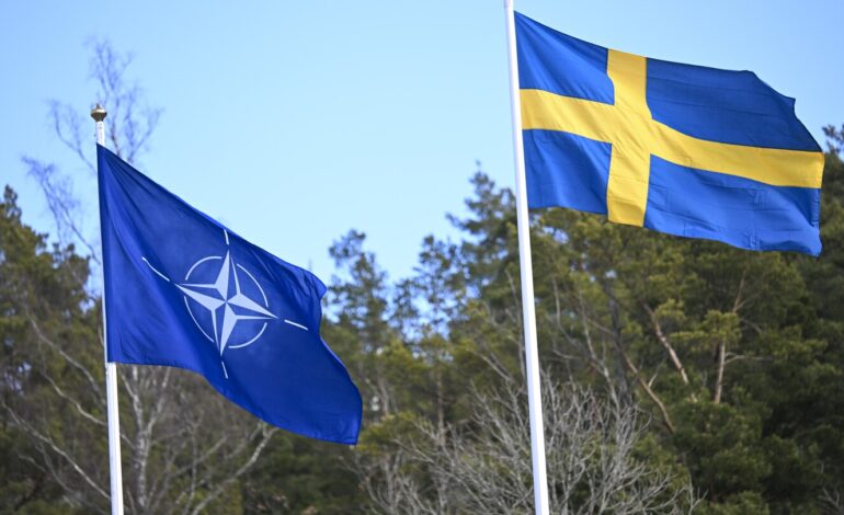 Flaga Szwecji zostaje podniesiona w siedzibie NATO, aby ugruntować jej miejsce jako 32. członka sojuszu