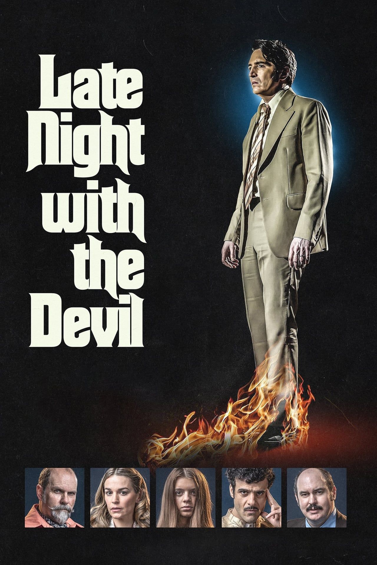 Plakat filmu „Późna noc z diabłem” z Davidem Dastmalchianem w roli Jacka Delroya stojącego w ogniu