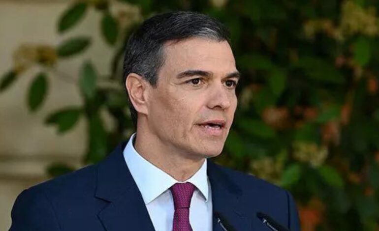 Premier Hiszpanii Pedro Sanchez odmawia rezygnacji i przysięga zintensyfikować walkę z „bezpodstawnymi atakami”