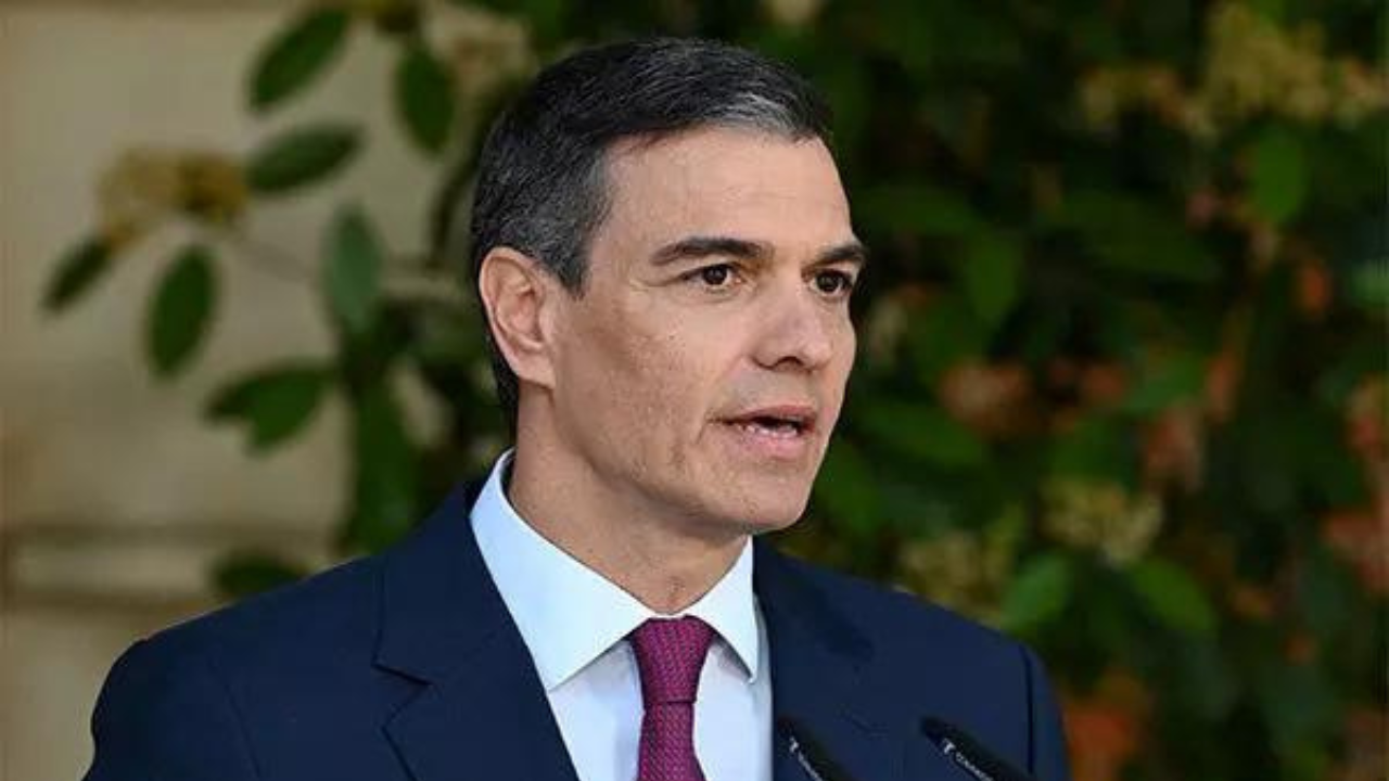Premier Hiszpanii Pedro Sanchez odmawia rezygnacji i przysięga zintensyfikować walkę z „bezpodstawnymi atakami”