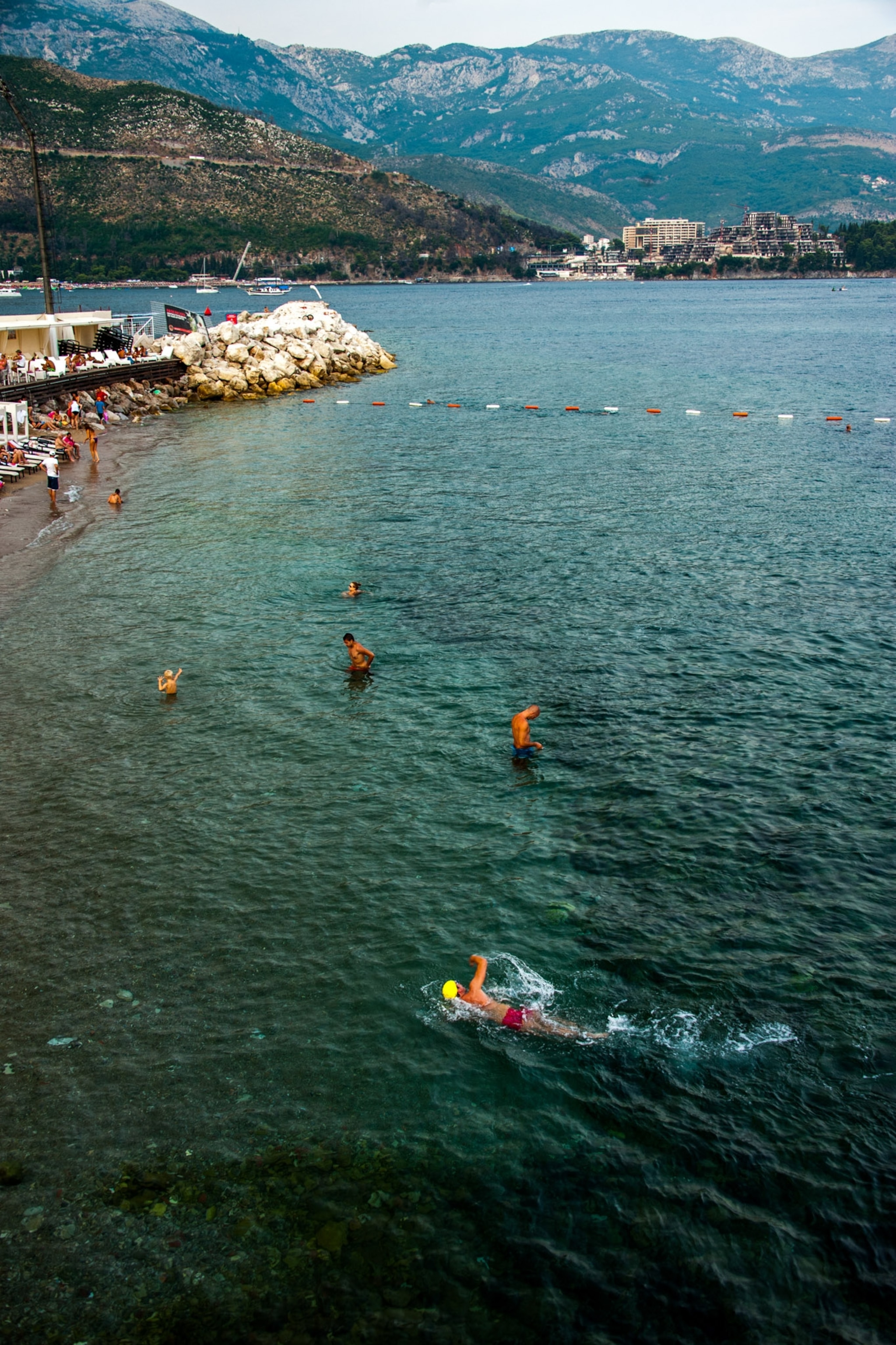 Ludzie kąpiący się w Morzu Adriatyckim w Budvie.