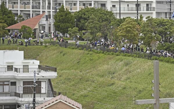 Ludzie ewakuują się na wyżej położone tereny po ostrzeżeniu o tsunami po potężnym trzęsieniu ziemi w Naha w prefekturze Okinawa, Japonia, środa, 3 kwietnia 2024 r. Potężne trzęsienie ziemi wstrząsnęło całą wyspą Tajwan wczesną środę, zawalając budynki w południowym mieście i tworząc tsunami który został wyrzucony na brzeg na południowych wyspach Japonii. (Kyodo News za pośrednictwem AP)