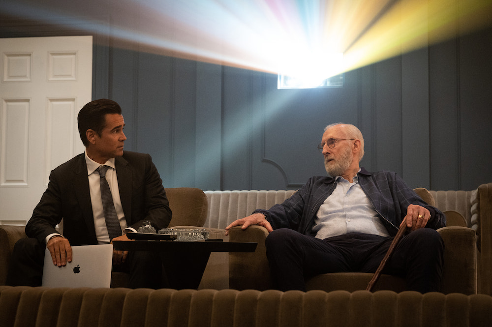 Colin Farrell i James Cromwell siedzą w prywatnym teatrze w serialu Apple „Sugar”