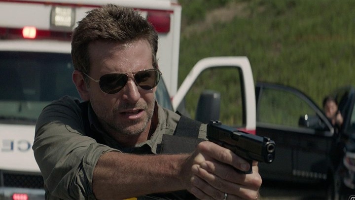 Bradley Cooper celuje z pistoletu w Mule.