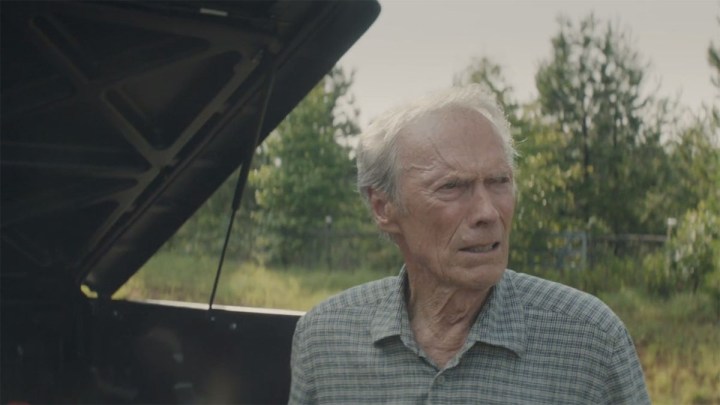Clint Eastwood stoi obok ciężarówki w Mule.