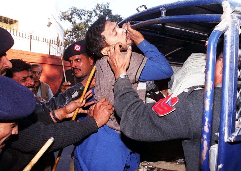 Pakistańska policja aresztuje wściekłych demonstrantów 