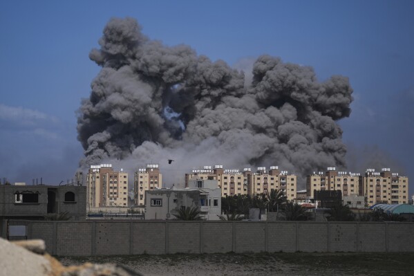 PLIK – Dym unosi się po izraelskim nalocie w środkowej Strefie Gazy 22 marca 2024 r. (AP Photo/Abdel Kareem Hana, plik)