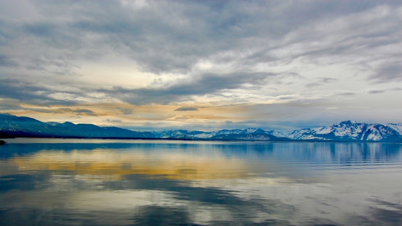 Spokojne wody jeziora Tahoe