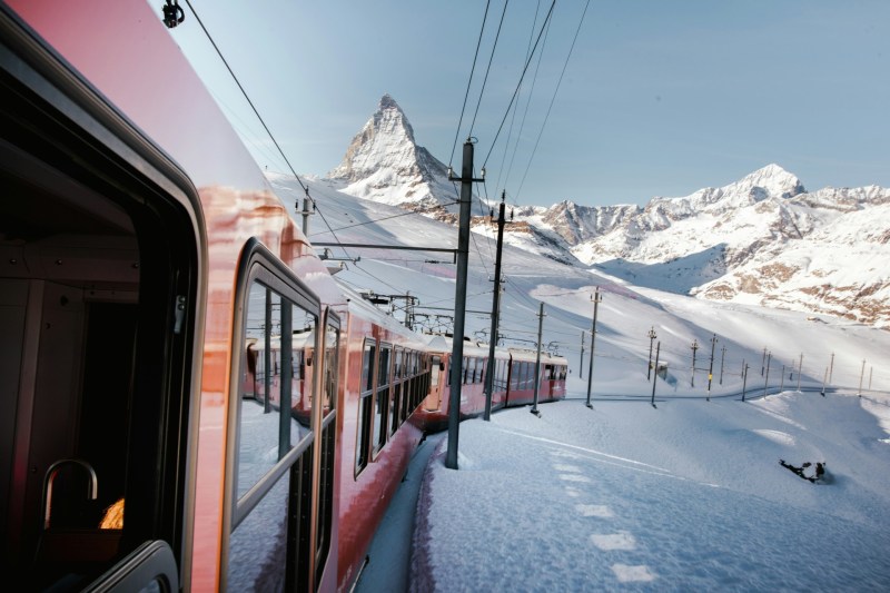 Pociąg jadący przez Zermatt