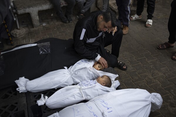 Ashraf Abu Draz opłakuje ciała swoich dwóch córek, które zginęły podczas izraelskiego bombardowania Strefy Gazy, w kostnicy szpitalnej w Rafah w południowej Strefie Gazy, czwartek, 4 kwietnia 2024 r. (AP Photo/Fatima Shbair, plik)