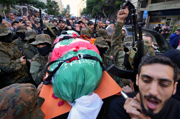PLIK – Członkowie Grupy Islamskiej znani jako Jamaa Islamiya niosą ciało swojego towarzysza Mohammada Riada Mohyeldina, który zginął w rzekomym izraelskim strajku, podczas procesji pogrzebowej w Bejrucie, Liban, 12 marca 2024 r. AP Photo/Bilal Hussein, plik)