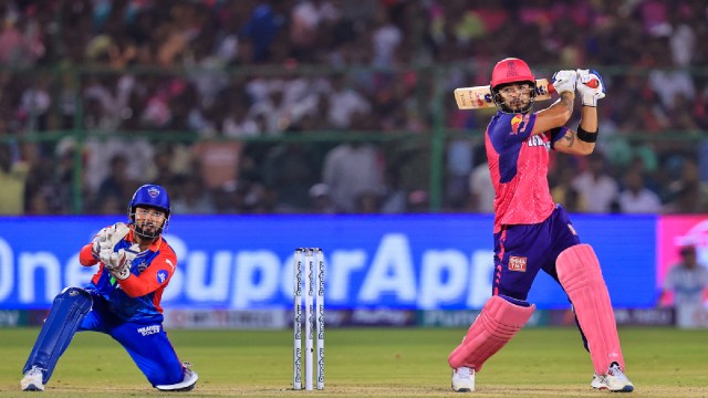 Pałkarz Rajasthan Royals Riyan Parag strzela podczas krykieta Indian Premier League (IPL) 2024 T20 