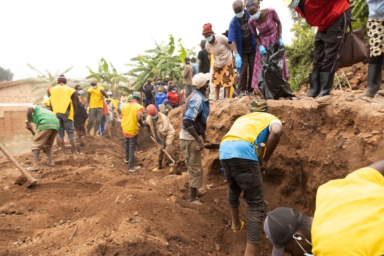 Ludzie odkrywają masowy grób w dystrykcie Huye w południowej Rwandzie