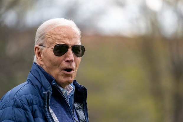 Prezydent Joe Biden udaje się do Marine One i wyrusza z South Lawn Białego Domu, piątek, 5 kwietnia 2024 r. w Waszyngtonie.  Biden udaje się do Maryland.  (AP Photo/Alex Brandon)