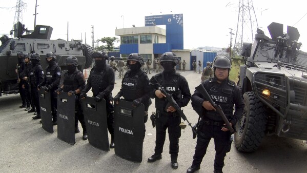 Policja stoi na straży wejścia do zakładu karnego, w którym przetrzymywany jest były wiceprezydent Jorge Glas, w Guayaquil w Ekwadorze, sobota, 6 kwietnia 2024 r. Ekwadorska policja wdarła się w piątkowy wieczór przez zewnętrzne drzwi Ambasady Meksyku w Quito, aby aresztować Glas, który mieszkał tam od grudnia.  (AP Photo/Cesar Munoz)