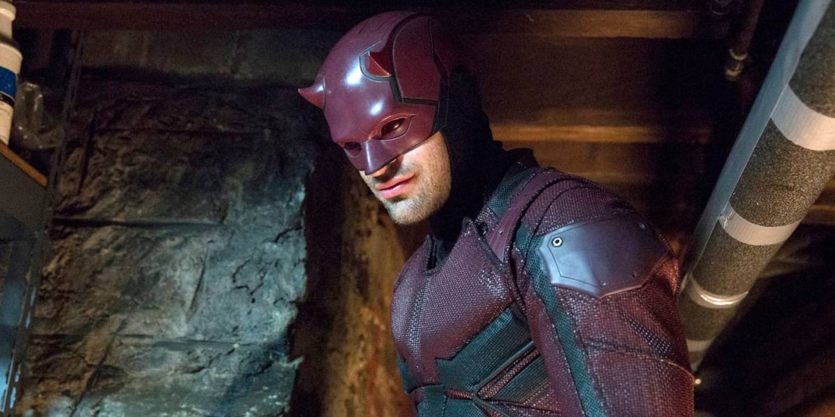 Daredevil uśmiechający się w piwnicy