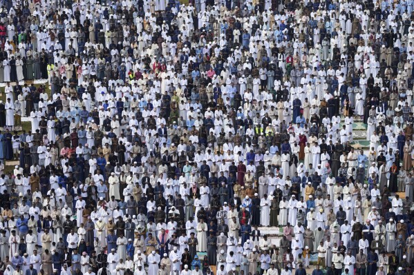 Muzułmańscy wyznawcy odmawiają modlitwy Id al-Fitr z okazji zakończenia Ramadanu, świętego miesiąca postu w islamie, w środę, kwietnia, w Nairobi w Kenii.  10.2024. (AP Photo/Brian Inganga)