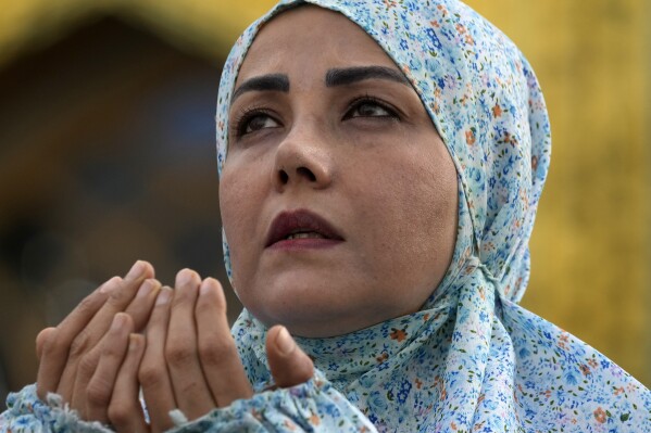 Wierny odprawia modlitwę Id al-Fitr na zakończenie świętego miesiąca postu muzułmanów – Ramadan, w Teheranie, Iran, w środę, 10 kwietnia 2024 r. (AP Photo/Vahid Salemi)
