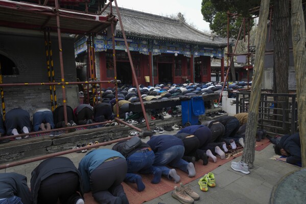 Muzułmańscy mężczyźni odmawiają modlitwy Id al-Fitr z okazji zakończenia świętego miesiąca postu Ramadan w meczecie Niujie w Pekinie, Chiny, środa, 10 kwietnia 2024 r. (AP Photo/Tatan Syuflana)