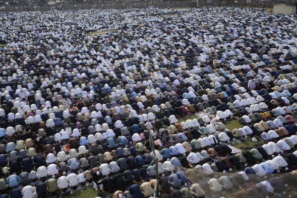 Muzułmanie odprawiają modlitwę Id al-Fitr na zakończenie miesiąca postu Ramadan w Karaczi w Pakistanie, środa, 10 kwietnia 2024 r. (AP Photo/Fareed Khan)
