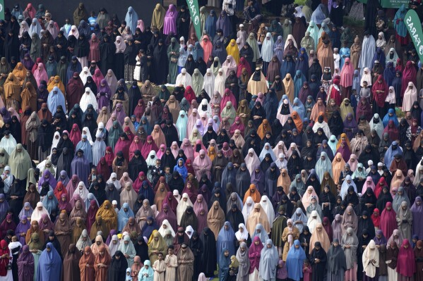Muzułmanki odmawiają modlitwy Id al-Fitr z okazji zakończenia Ramadanu, świętego miesiąca postu w islamie, w środę, kwietnia, w Nairobi w Kenii.  10.2024. (AP Photo/Brian Inganga)