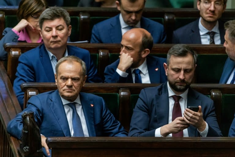 Gorąco oczekiwane głosowanie było sprawdzianem dla rządzącego sojuszu polskiego premiera Donalda Tuska (po lewej), gdyż część koalicyjnych prawodawców niechętnie popierała ustawę (Wojtek Radwański)