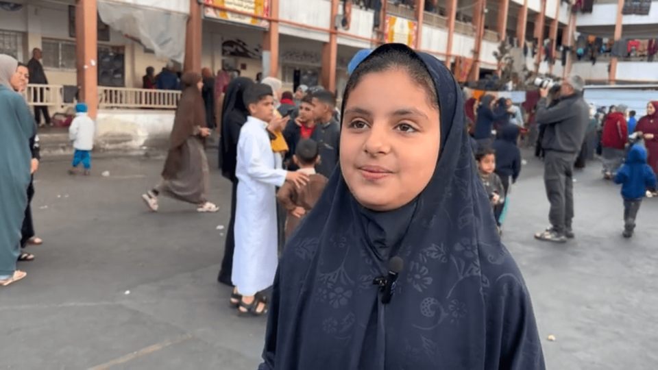 Zena Hasona (10 lat) przebywa obecnie w Rafah po wysiedleniu z miasta Gaza.  (Wiadomości NBC)