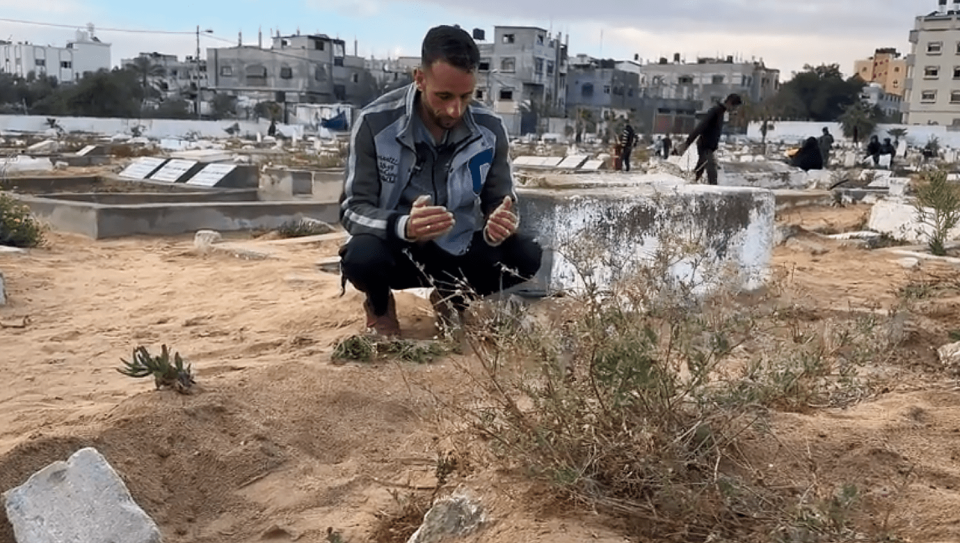 Ahmed al-Jamal modli się przy grobie swojego 11-letniego syna Bassama w Rafah.  (Wiadomości NBC)