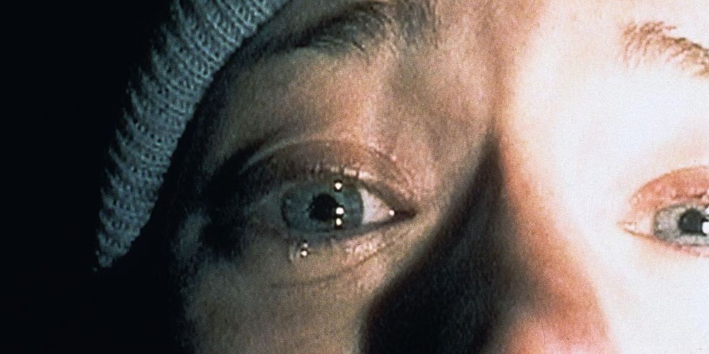 Kobieta płacze, trzymając aparat z Blair Witch Project 