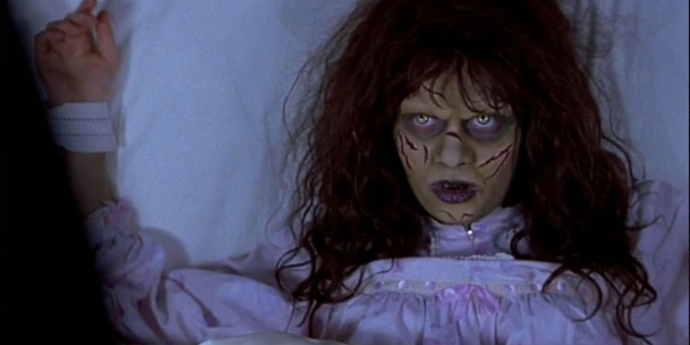 Natasha Lyonne jako Megan Voorhees przywiązana do łóżka z zieloną skórą i ranami na twarzy w Strasznym Filmie 2