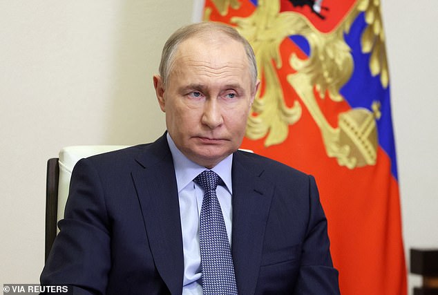 Zdjęcie pliku.  Prezydent Rosji Władimir Putin przewodniczy spotkaniu w Rosji, 17 kwietnia 2024 r