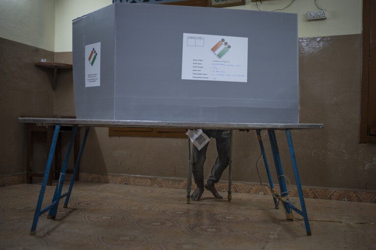 Osoba oddaje głos podczas pierwszej tury głosowania w wyborach krajowych w Indiach w Chennai, w południowym stanie Tamil Nadu, piątek, 19 kwietnia 2024 r. Prawie 970 milionów wyborców wybierze 543 członków do izby niższej parlamentu na pięć lat podczas wyborów rozłożonych w czasie który potrwa do 1 czerwca. (AP Photo/Altaf Qadri)