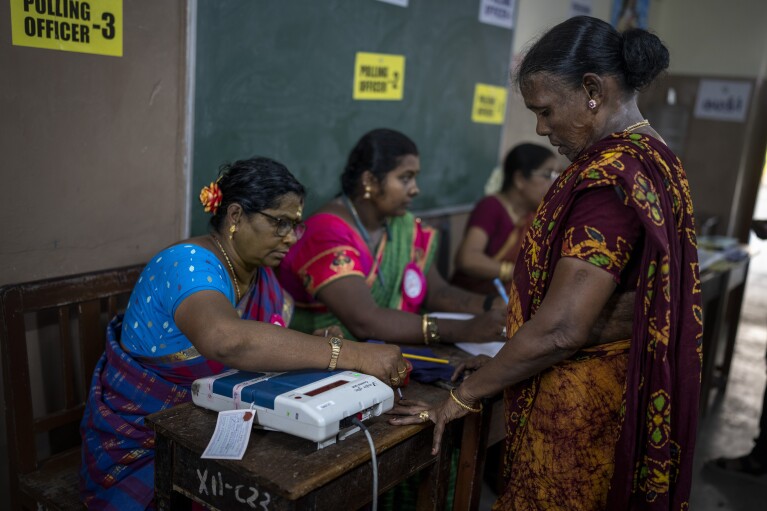Kobieta przygotowuje się do głosowania podczas pierwszej tury głosowania w wyborach krajowych w Indiach w Chennai, w południowym stanie Tamil Nadu, piątek, 19 kwietnia 2024 r. Prawie 970 milionów wyborców wybierze 543 członków do izby niższej parlamentu na pięć lat, podczas rozłożonych w czasie wybory, które potrwają do 1 czerwca. (AP Photo/Altaf Qadri)