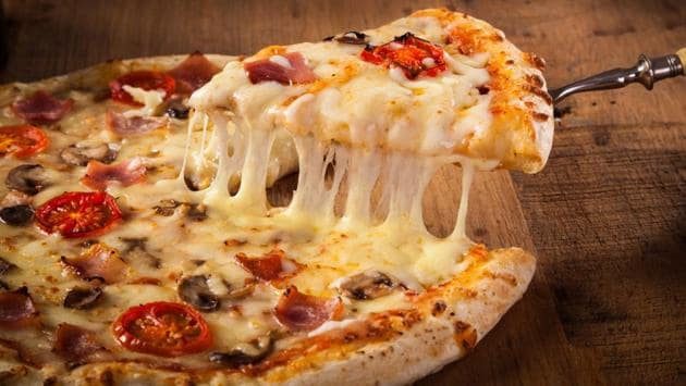 Unikaj tłustych lub wysokotłuszczowych potraw, takich jak pizza z dużą ilością sera (Shutterstock)