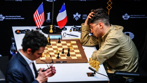 Alireza Firouzja reaguje po porażce z Fabiano Caruaną w 10. rundzie turnieju szachowego Kandydatów.  (FOTO: Michał Walusza via FIDE)