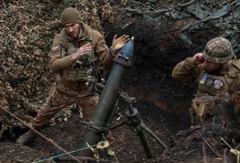 ZDJĘCIE PLIKU: Ukraińscy żołnierze 28. Oddzielnej Brygady Zmechanizowanej strzelają z moździerza 120 mm w kierunku wojsk rosyjskich na linii frontu
