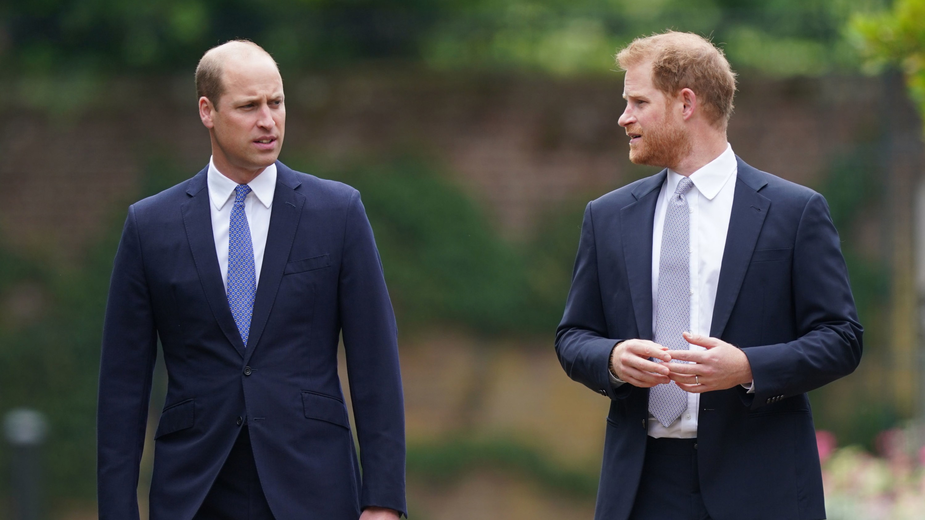 Książę William, książę Cambridge (po lewej) i książę Harry, książę Sussex, przybywają na odsłonięcie zamówionego przez siebie pomnika przedstawiającego ich matkę Dianę, księżną Walii, w Sunken Garden w Pałacu Kensington z okazji jej 60. urodzin 1 lipca 2021 r. w Londynie w Anglii.  Dziś przypadałyby 60. urodziny księżnej Diany, która zmarła w 1997 r. Podczas dzisiejszej ceremonii jej synowie, książę William i książę Harry, odpowiednio książę Cambridge i książę Sussex, odsłonią pomnik ku jej pamięci.