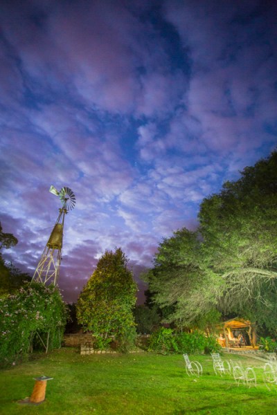 Wiatrak stoi w ogrodzie Finca Santa Anita w prowincji Salta w Argentynie.