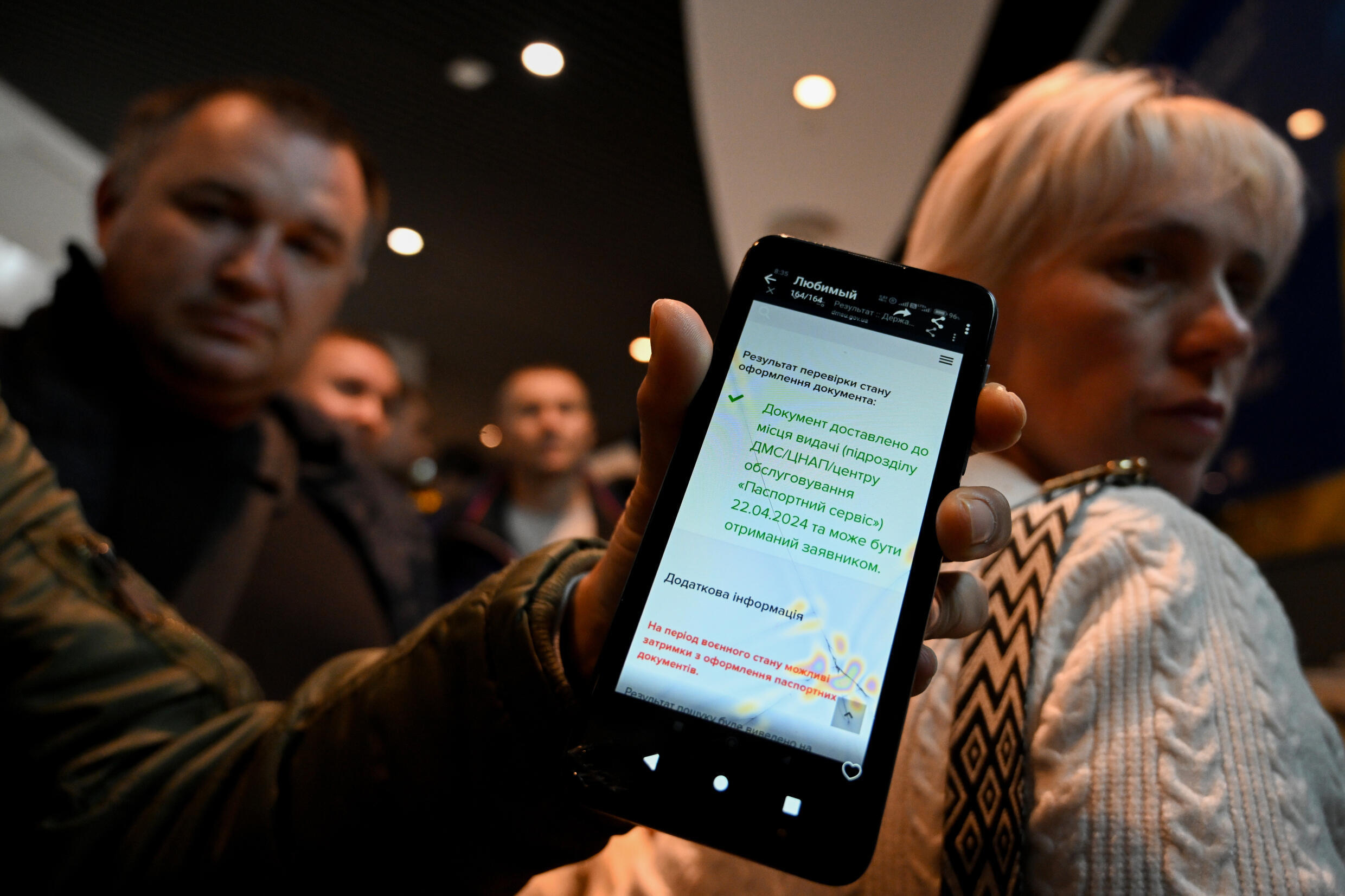 Ukraińcy oświadczyli, że otrzymali wiadomości, że ich paszporty są gotowe, ale uniemożliwiono im wejście do warszawskiego biura